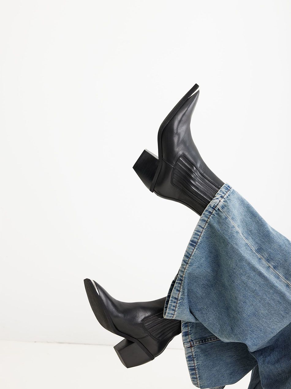 Outfitfoto mit Nubikk Liv Loua Metal Black Leather Stiefeletten zu weiter Jeans – schwarze Leder-Stiefeletten mit Metallspitze und Absatz