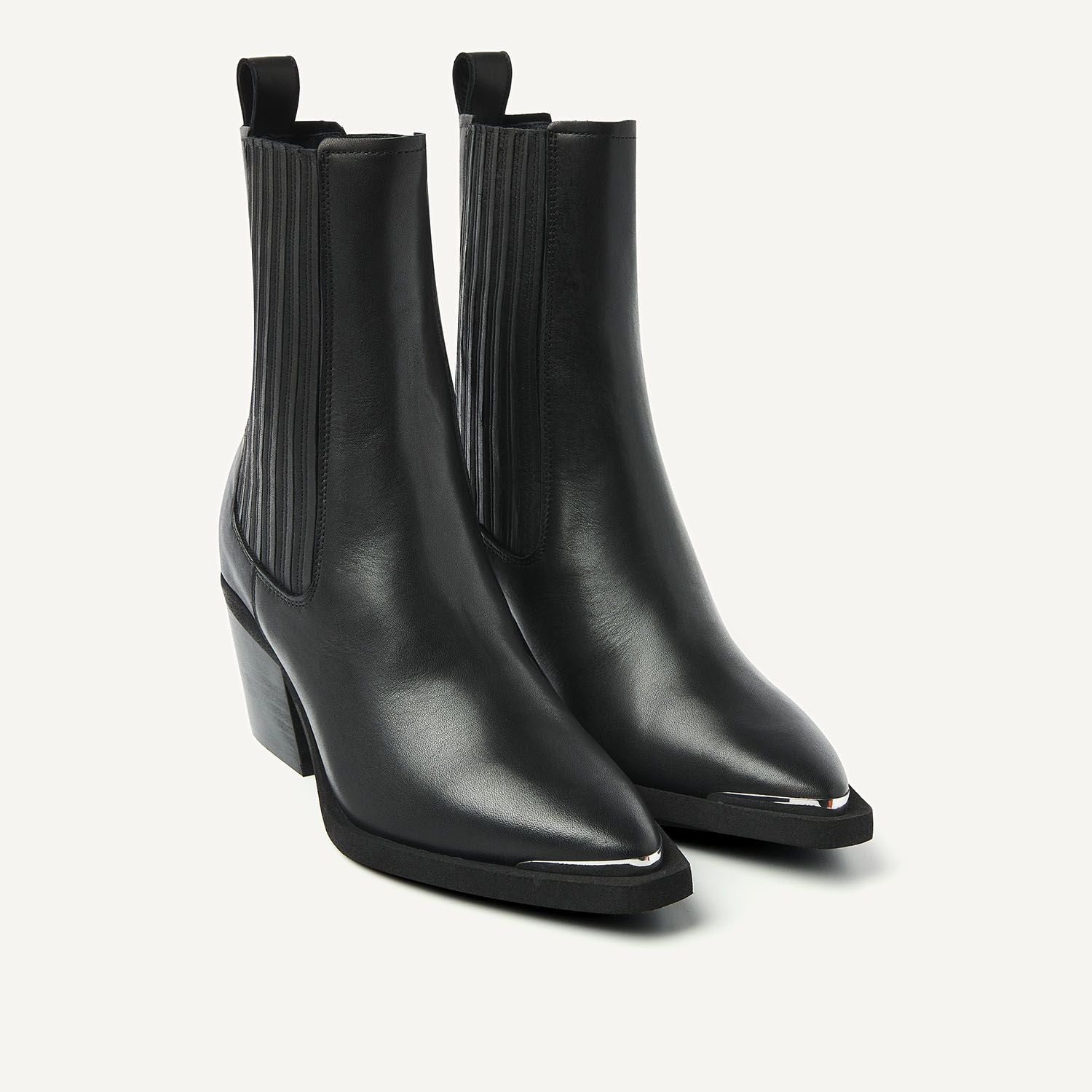 Seitliche Ansicht der Nubikk Liv Loua Metal Black Leather Stiefeletten mit Absatz, elastischen Einsätzen und spitzer Form