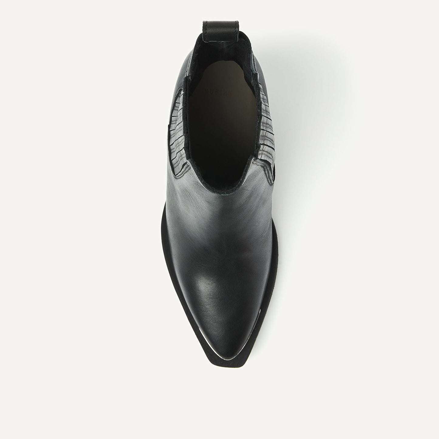 Nubikk Liv Loua Metal Black Leather Stiefelette von oben – spitze Form, glattes Leder und elastische Seitenelemente