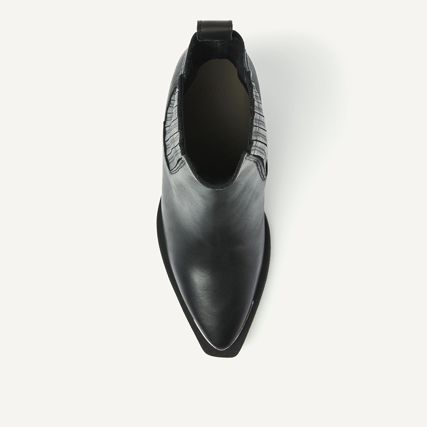 Nubikk Liv Loua Metal Black Leather Stiefelette von oben – spitze Form, glattes Leder und elastische Seitenelemente