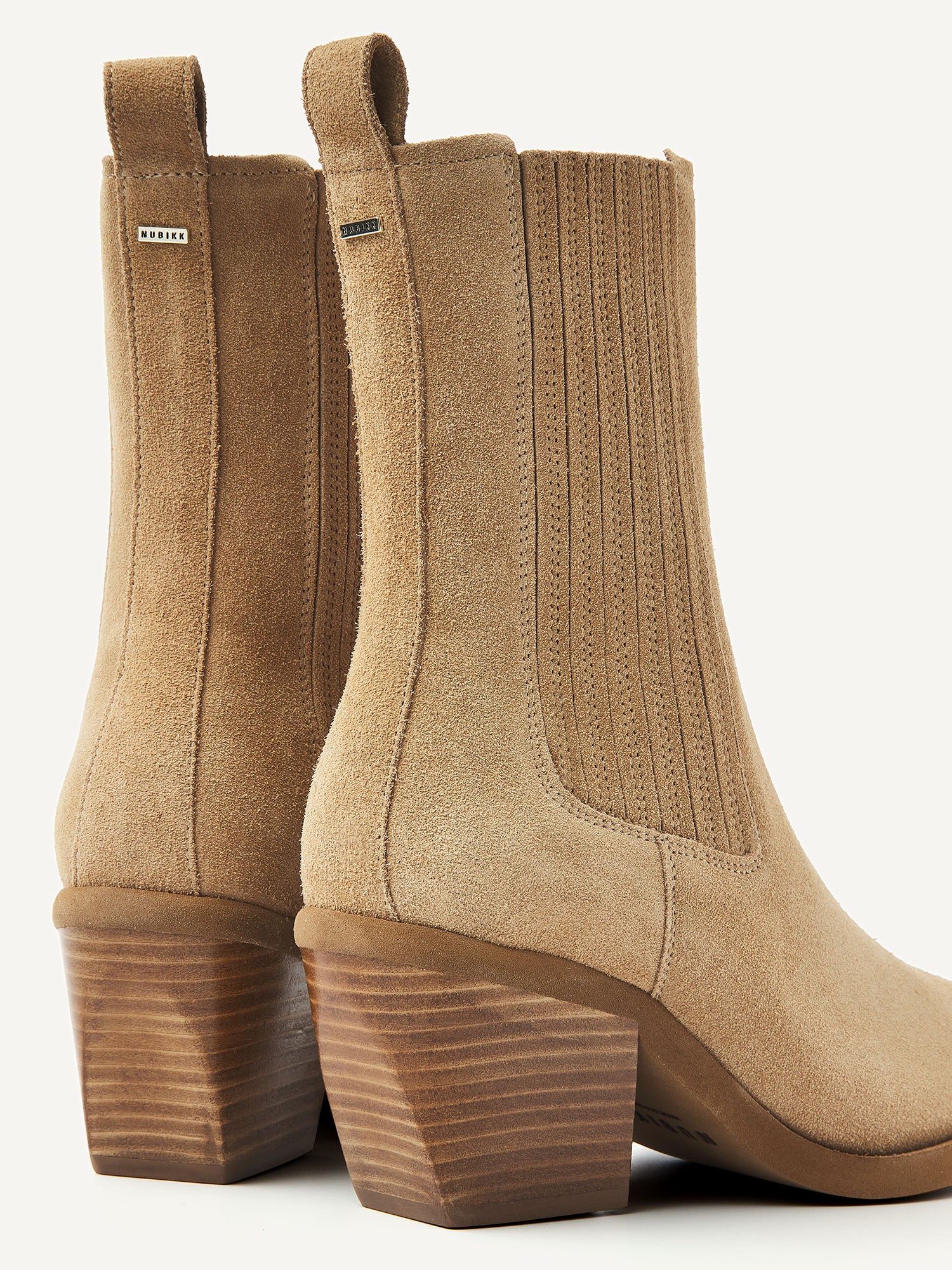 Rückansicht der Nubikk Liv Loua Metal Oak Suede Stiefeletten mit Blockabsatz und elastischem Schaft aus Wildleder