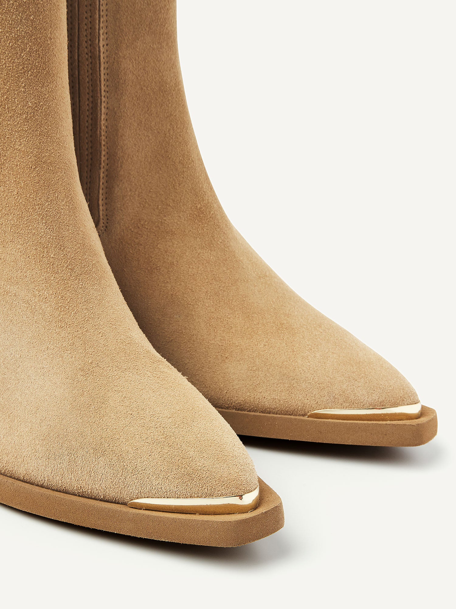 Detailansicht der Nubikk Liv Loua Metal Oak Suede Stiefeletten mit goldener Metallspitze aus beigem Wildleder