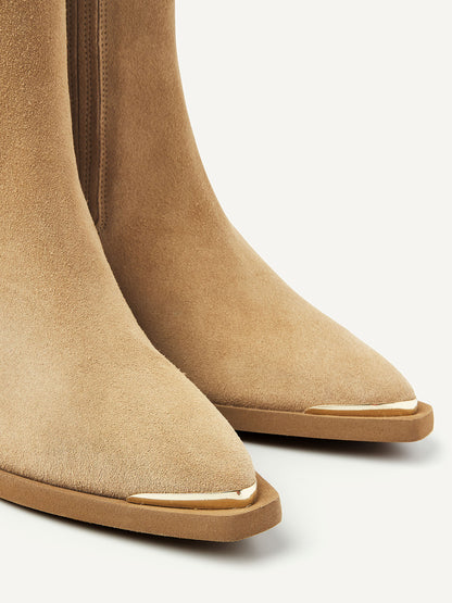 Detailansicht der Nubikk Liv Loua Metal Oak Suede Stiefeletten mit goldener Metallspitze aus beigem Wildleder