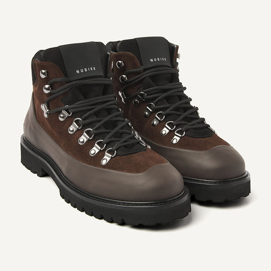 Nubikk Logan Chad - Dark Brown Combi Herren-Boots – seitliche Vorderansicht als Paar mit robuster Profilsohle