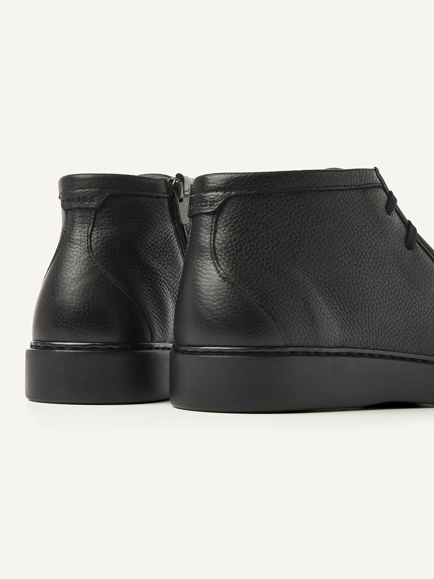 Rückansicht der Nubikk Steve Ryan Mid Black Leather Schuhe mit Fokus auf Fersenpartie und strukturierte Sohle