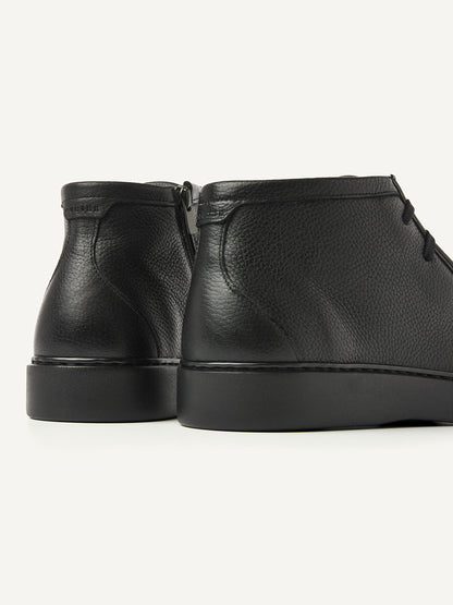 Rückansicht der Nubikk Steve Ryan Mid Black Leather Schuhe mit Fokus auf Fersenpartie und strukturierte Sohle