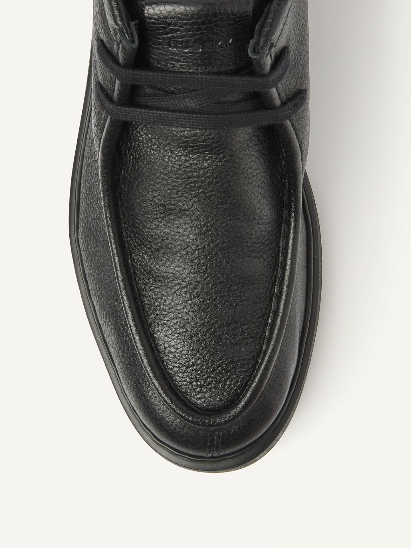 Nahaufnahme der Nubikk Steve Ryan Mid Black Leather Schuhe – Zehenbereich und strukturierte Lederoberfläche