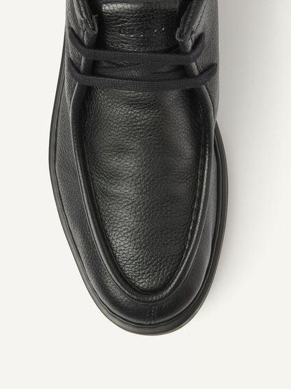 Nahaufnahme der Nubikk Steve Ryan Mid Black Leather Schuhe – Zehenbereich und strukturierte Lederoberfläche