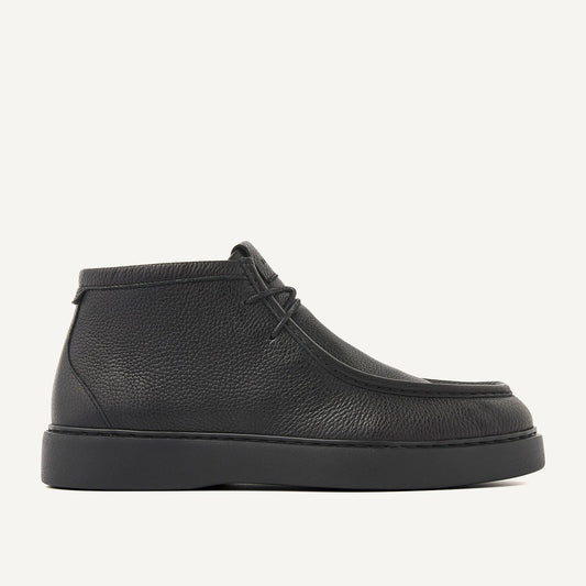 Nubikk Steve Ryan Mid - Black Leather Seitenansicht mit glattem Design und mittelhohem Schnitt