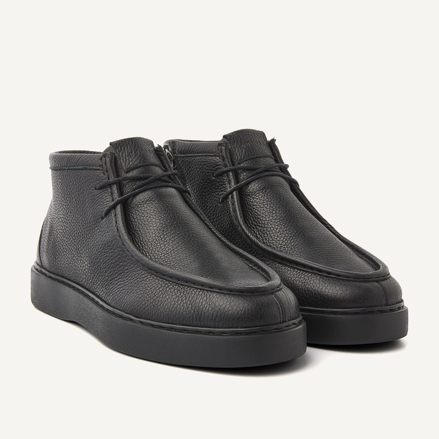 Nubikk Steve Ryan Mid - Black Leather Frontansicht mit Schnürung und minimalistischem Look