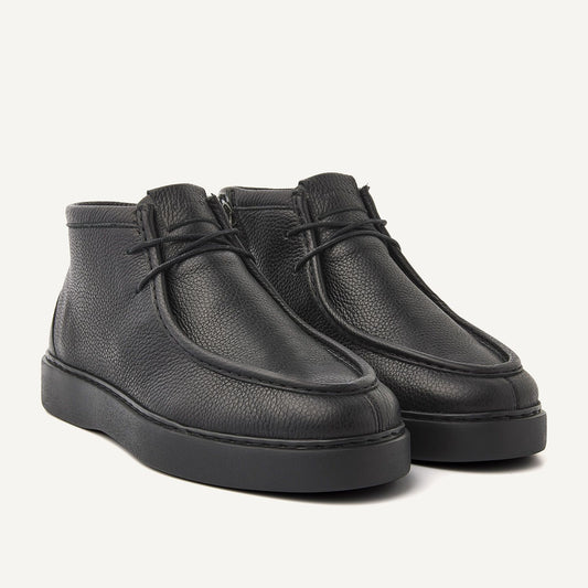 Nubikk Steve Ryan Mid - Black Leather Frontansicht mit Schnürung und minimalistischem Look
