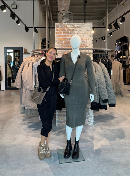 Off The Pitch Knitted Bodycon Mud Dress Black – figurbetontes Strickkleid mit Kragen und Reißverschluss in Vorderansicht