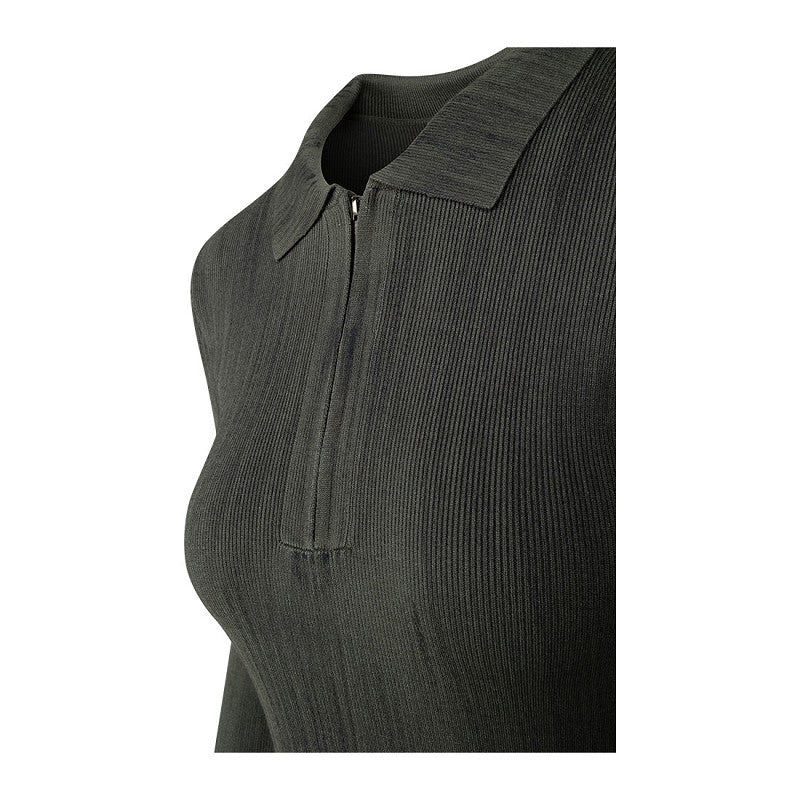 Detailansicht des Kragens und Reißverschlusses vom Off The Pitch Knitted Bodycon Mud Dress Moss Green