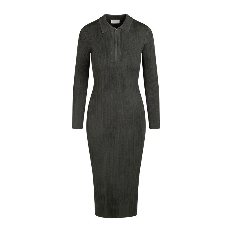 Off The Pitch Knitted Bodycon Mud Dress Moss Green – Vorderansicht des figurbetonten Strickkleids mit Reißverschluss und Kragen