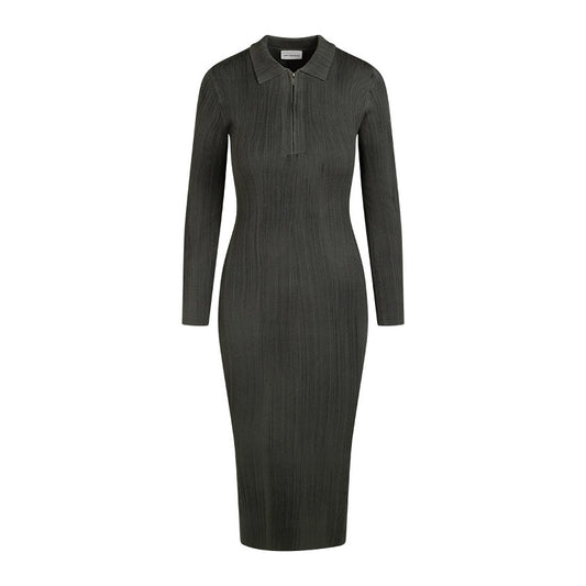 Off The Pitch Knitted Bodycon Mud Dress Moss Green – Vorderansicht des figurbetonten Strickkleids mit Reißverschluss und Kragen