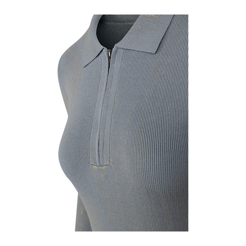 Off The Pitch Knitted Bodycon Mud Dress Ultimate Grey – Nahaufnahme vom Reißverschluss und Kragen