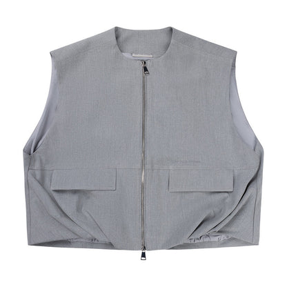 Vorderansicht der Off the Pitch Oversized Xan Gilet - Ultimate Grey in Hellgrau mit Reißverschluss und aufgesetzten Taschen