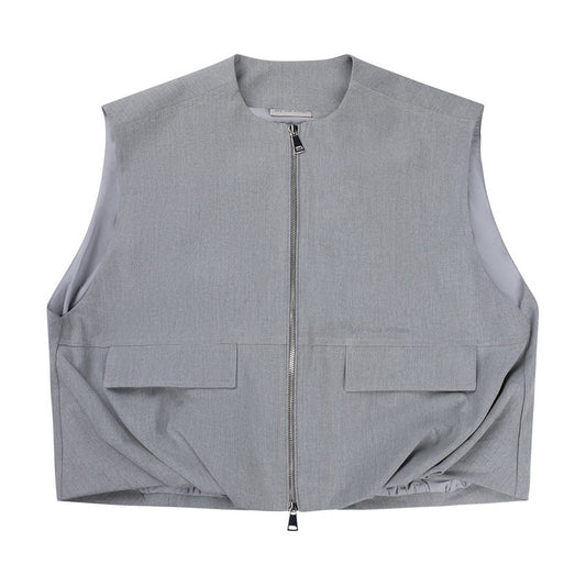 Vorderansicht der Off the Pitch Oversized Xan Gilet - Ultimate Grey in Hellgrau mit Reißverschluss und aufgesetzten Taschen