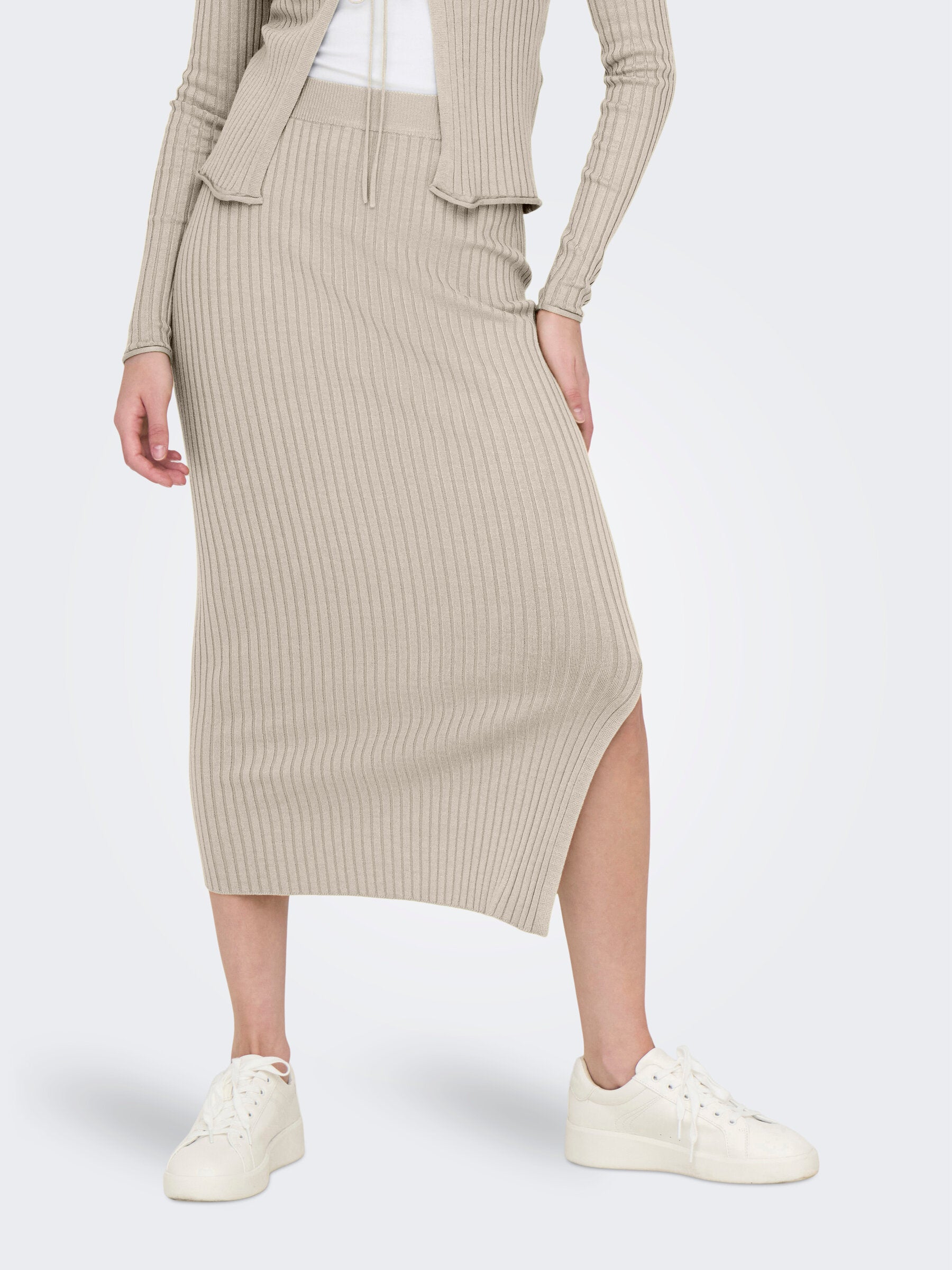 Beiger Rippstrickrock in der Farbe Birch von Only in Midi-Länge, Produktaufnahme ohne Modell, elastischer Bund.