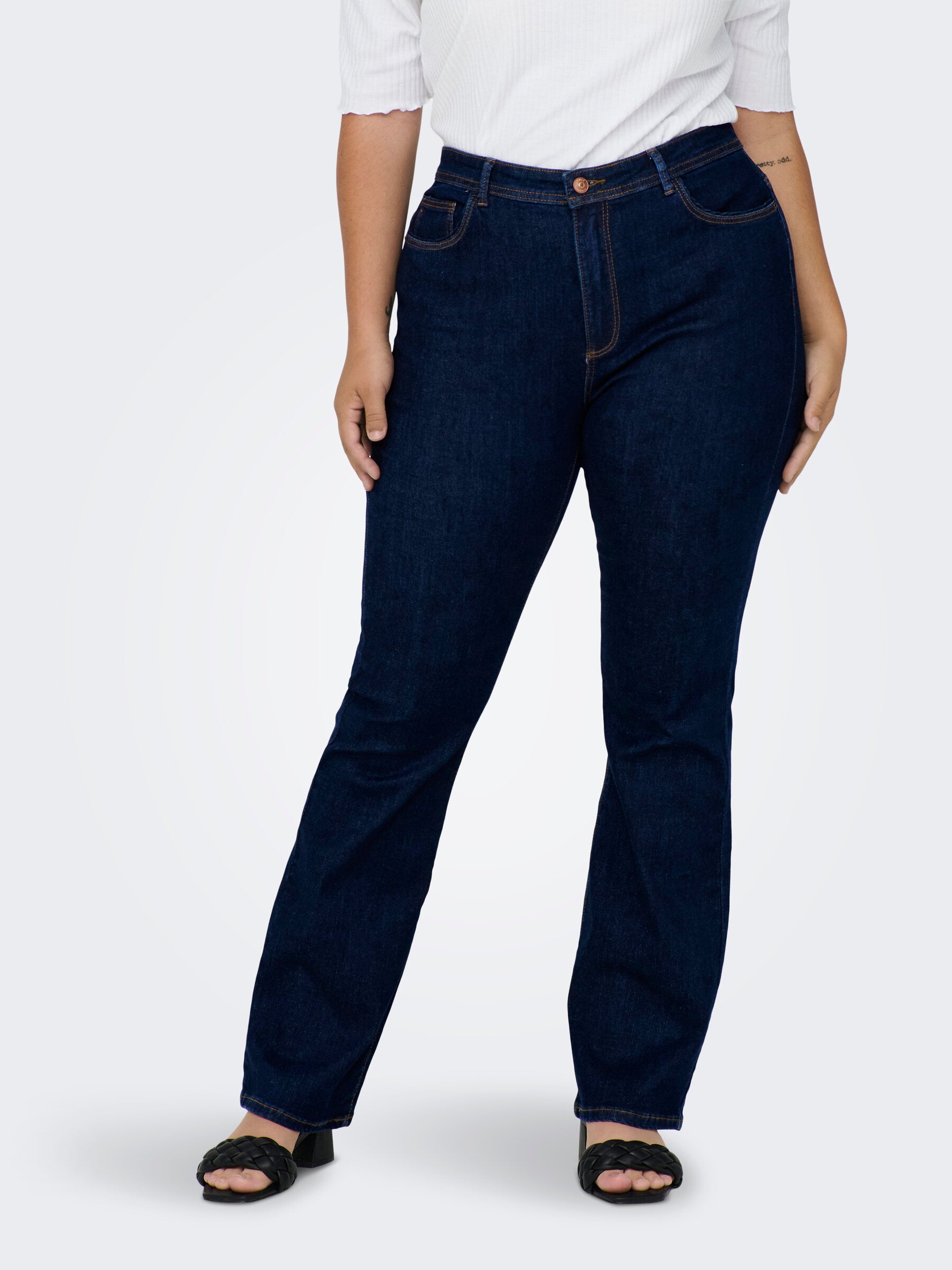 Vorderansicht der Only Carmakoma Carsally Flared Jeans in Dunkelblau mit hoher Taille und komfortabler Passform, ideal für kurvige Frauen.