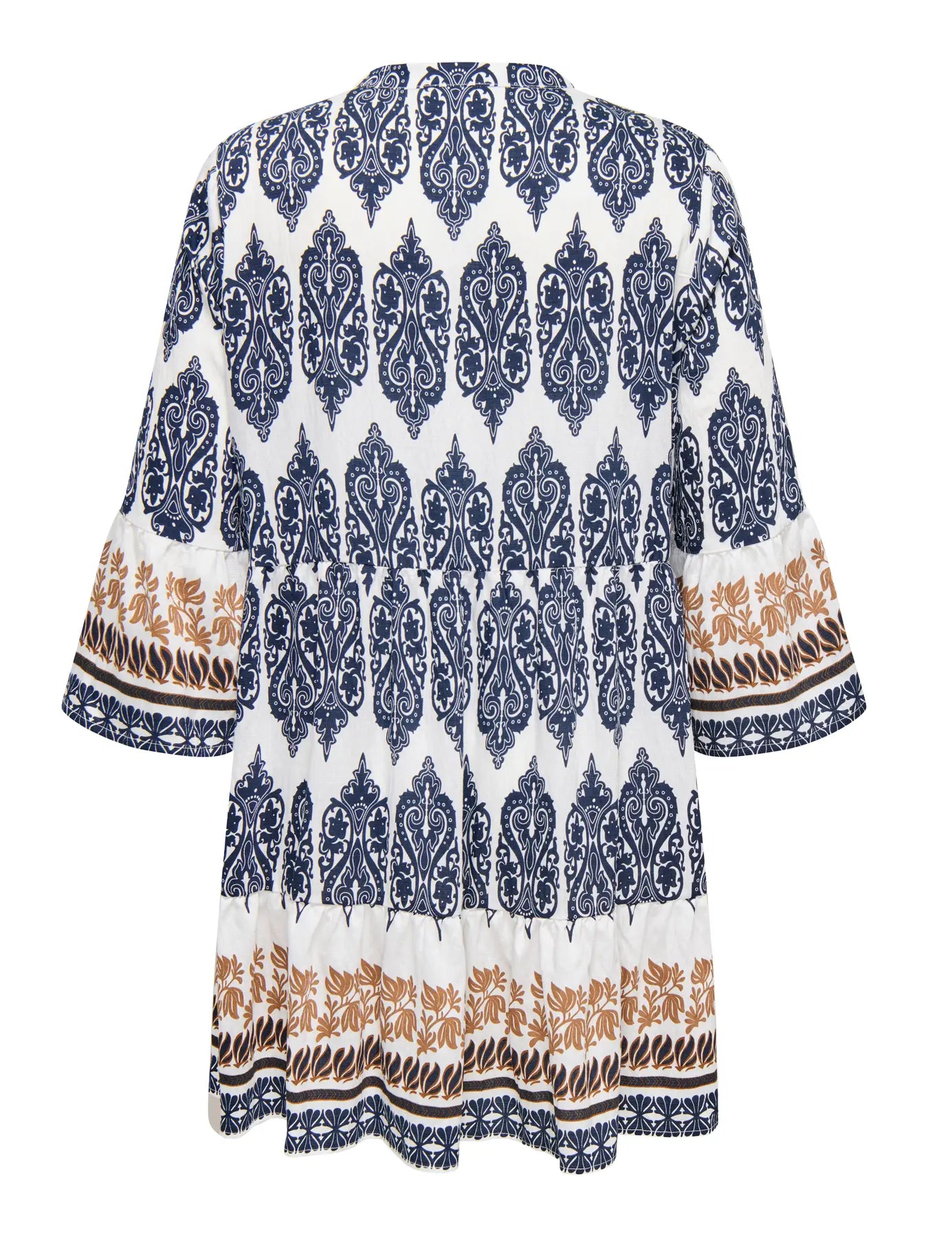 Rückansicht des Only Carmakoma Havana 3/4 Tunic Dress - Cloud Dancer mit fließender Passform, 3/4-Ärmeln und gemustertem Design.