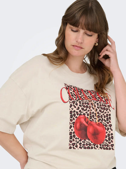 Nahaufnahme des Only Carmakoma Kourtney Life O-Neck Tee – auffälliger Leo Cherry Print und roter "College"-Schriftzug im Detail