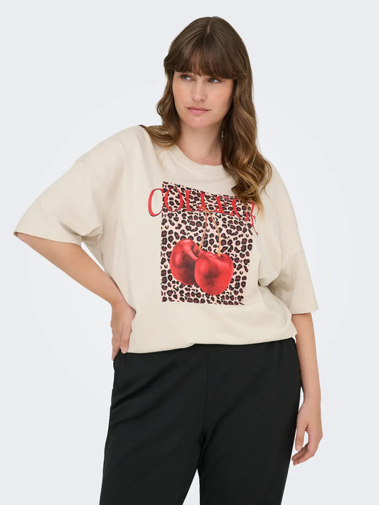 Plus-Size Model trägt das Only Carmakoma Kourtney Life O-Neck Tee in Pumice Stone mit Leo Cherry Print von vorne – lässiger Oversized-Look
