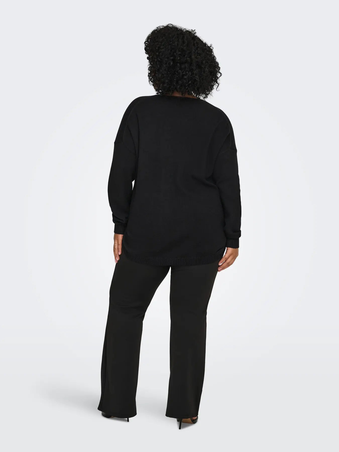 Only Carmakoma Margareta Life Pullover - Black Rückansicht, schwarzer Plus-Size Pullover mit langen Ärmeln und weichem Strickmaterial