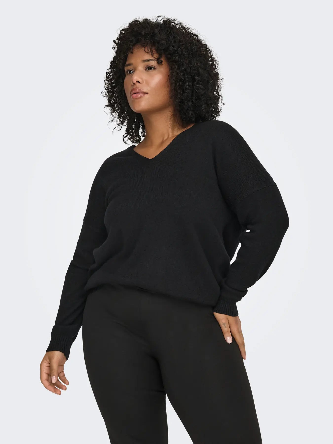 Only Carmakoma Margareta Life Pullover - Black in Vorderansicht, schwarzer Damenpullover mit V-Ausschnitt und lockerer Passform