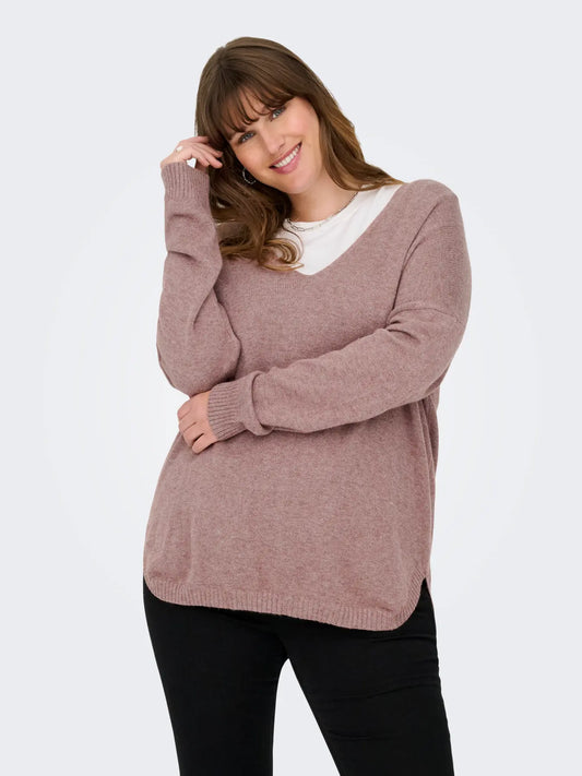 Only Carmakoma Margareta Life Pullover – Rose Brown Melange in Vorderansicht am Model mit V-Ausschnitt und lockerem Schnitt