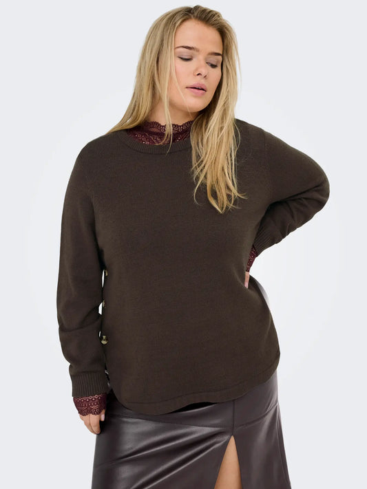 Only Carmakoma Margaretha Button Pullover – Seal Brown von vorne mit goldfarbenen Knöpfen an der Seite