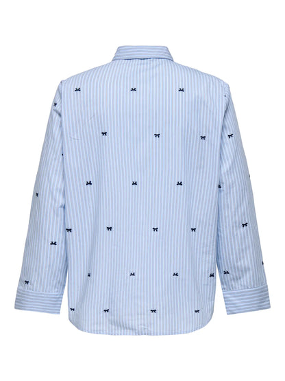 Rückansicht des Only Carmakoma New Lina Grace Haevy Shirt - Serenity mit klassischem Schnitt und feiner Streifenoptik