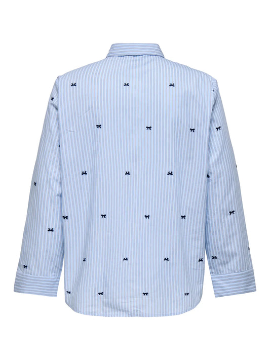 Rückansicht des Only Carmakoma New Lina Grace Haevy Shirt - Serenity mit klassischem Schnitt und feiner Streifenoptik