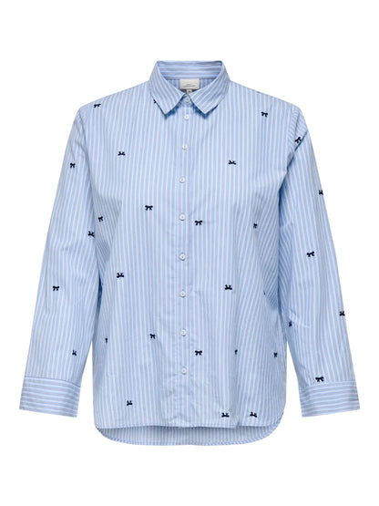 Vorderansicht des Only Carmakoma New Lina Grace Haevy Shirt - Serenity mit dezentem Streifenmuster und kleinen Stickdetails
