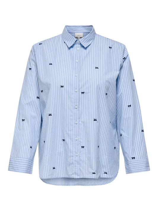Vorderansicht des Only Carmakoma New Lina Grace Haevy Shirt - Serenity mit dezentem Streifenmuster und kleinen Stickdetails