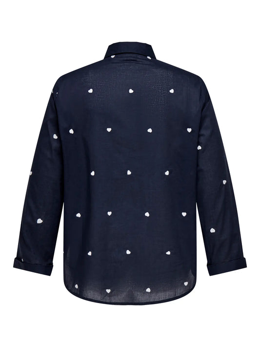 Only Carmakoma New Lina Grace Shirt - Night Sky Rückansicht mit verspieltem Herzmuster auf dunkelblauem Stoff