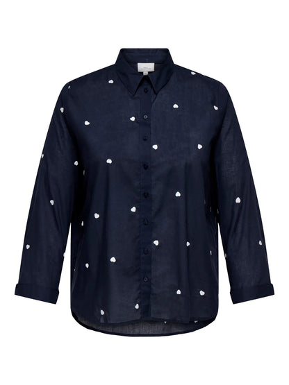 Only Carmakoma New Lina Grace Shirt - Night Sky Vorderansicht mit weißen Herz-Details auf dunkelblauem Hintergrund
