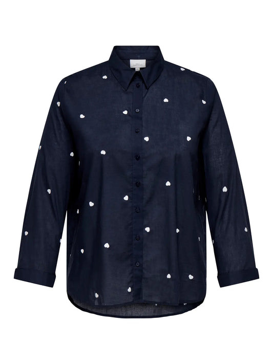 Only Carmakoma New Lina Grace Shirt - Night Sky Vorderansicht mit weißen Herz-Details auf dunkelblauem Hintergrund