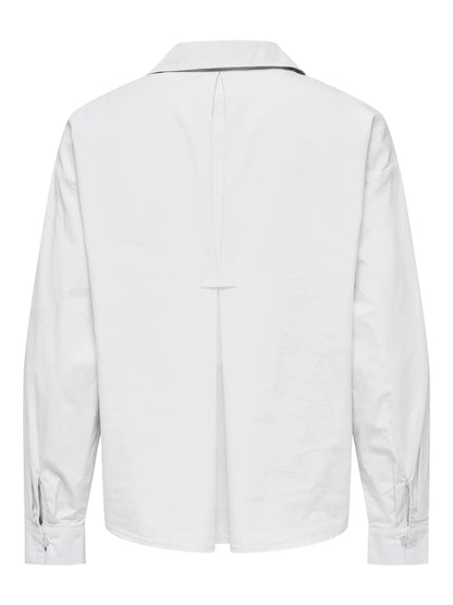 Rückansicht des Only Carmakoma Panama Detail Shirt - White mit Faltendetail und langen Ärmeln