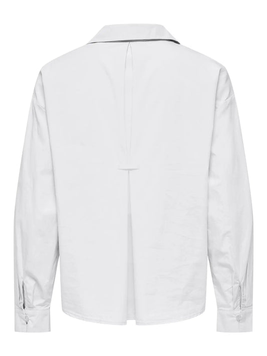Rückansicht des Only Carmakoma Panama Detail Shirt - White mit Faltendetail und langen Ärmeln