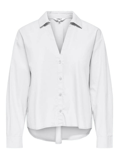 Vorderansicht des Only Carmakoma Panama Detail Shirt - White mit klassischem Kragen und Knopfleiste