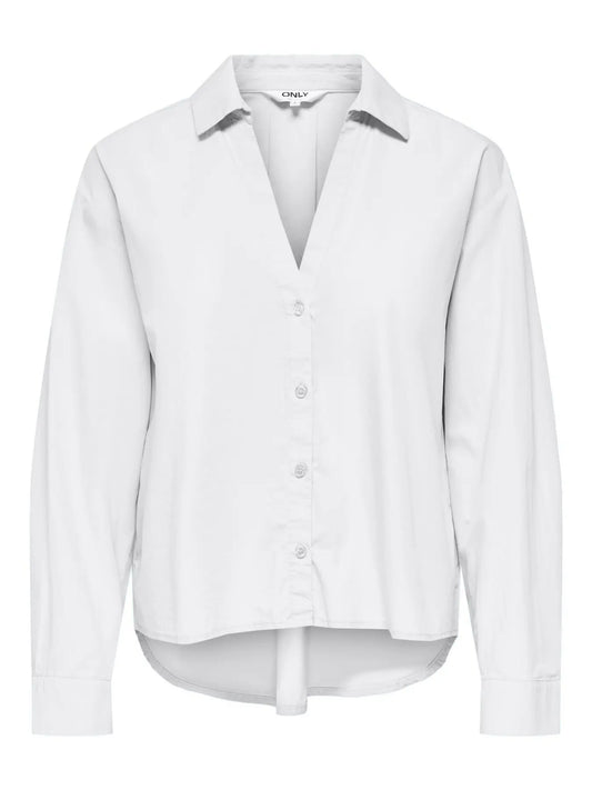 Vorderansicht des Only Carmakoma Panama Detail Shirt - White mit klassischem Kragen und Knopfleiste