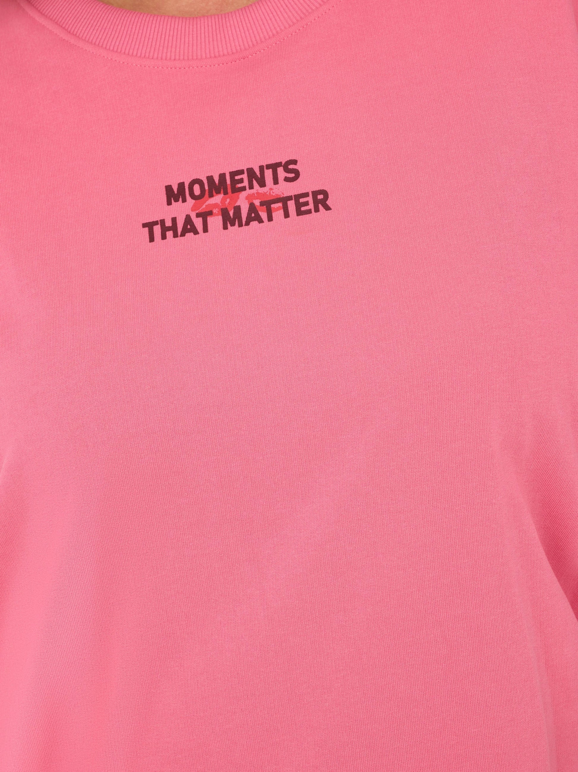 Only Carmakoma Poppy LS O-Neck Sweat JRS – Detailansicht mit Brustprint "Moments That Matter" in Pink