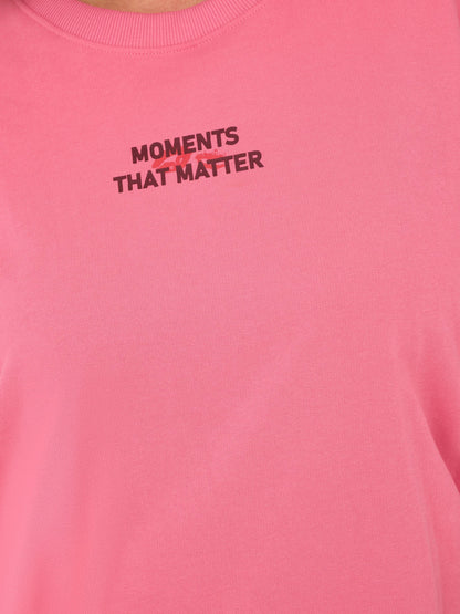 Only Carmakoma Poppy LS O-Neck Sweat JRS – Detailansicht mit Brustprint "Moments That Matter" in Pink