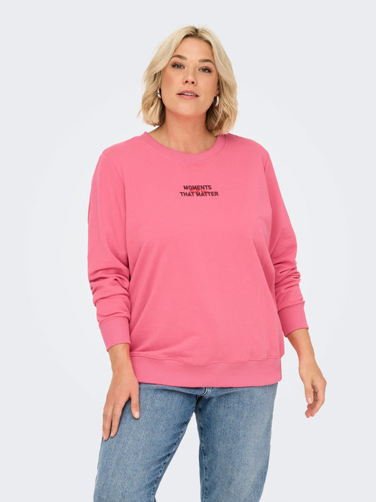 Only Carmakoma Poppy LS O-Neck Sweat JRS – Damen Sweatshirt in Pink mit Rundhalsausschnitt und Statement-Print vorne