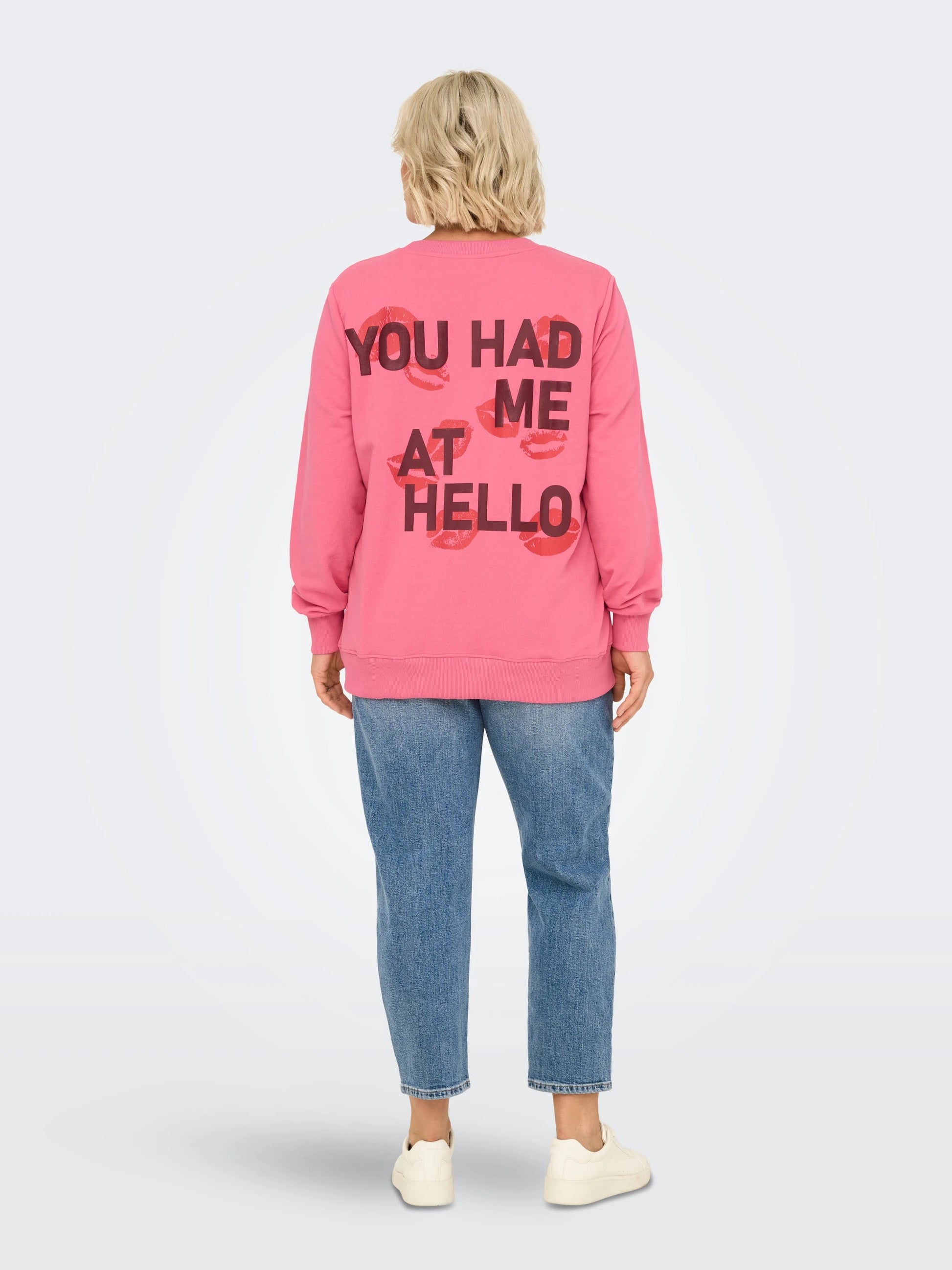 Only Carmakoma Poppy LS O-Neck Sweat JRS – Rückansicht mit auffälligem Rückenprint "You Had Me At Hello" und Kussmund-Motiven
