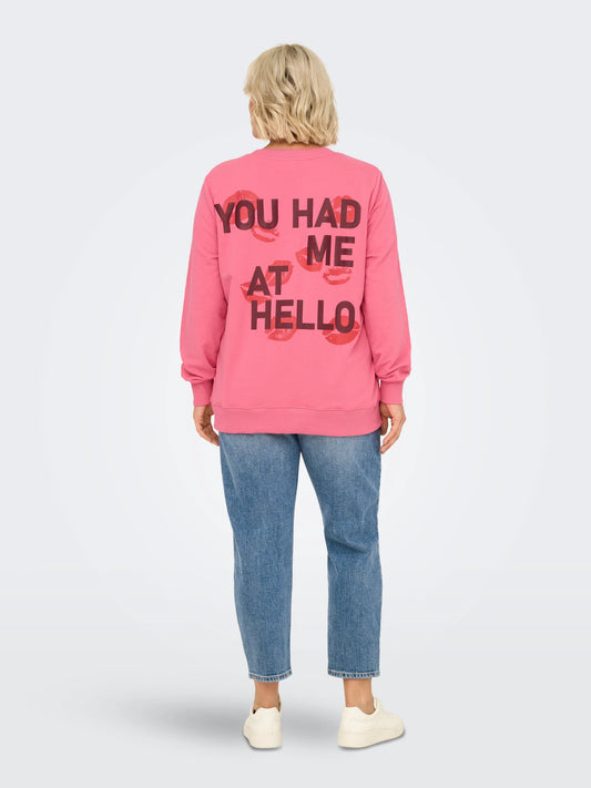 Only Carmakoma Poppy LS O-Neck Sweat JRS – Rückansicht mit auffälligem Rückenprint "You Had Me At Hello" und Kussmund-Motiven