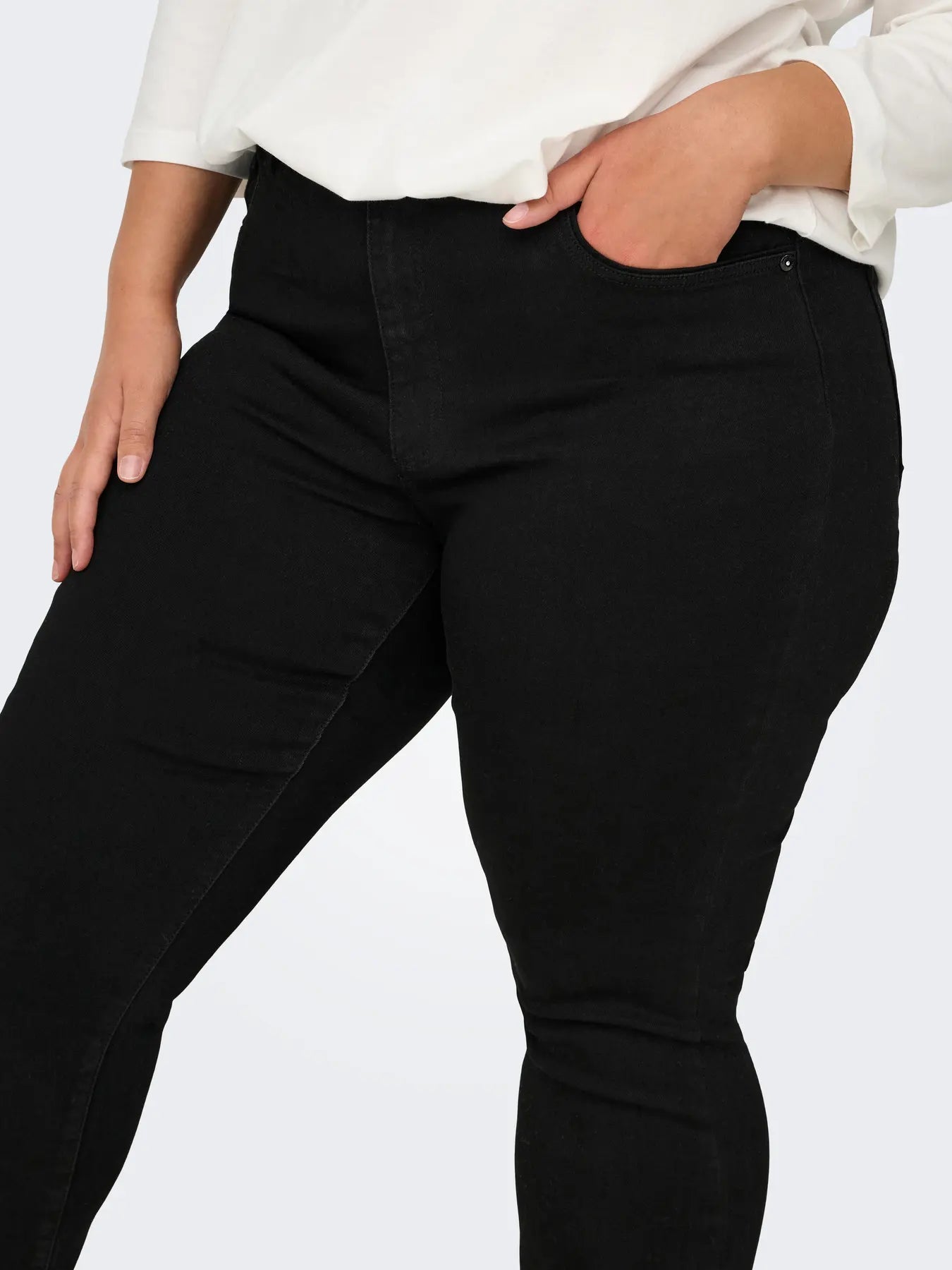 Detailansicht der Vorderseite der Only Carmakoma Sally - High Waist Flared Jeans in Schwarz mit klassischem 5-Pocket-Stil.