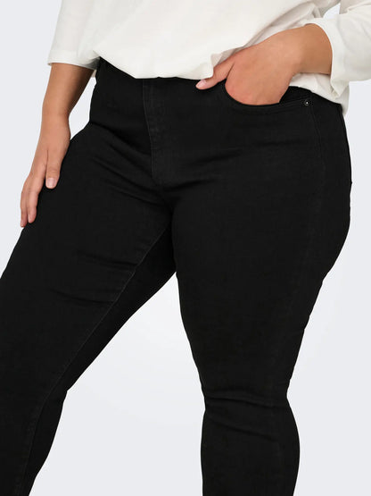 Detailansicht der Vorderseite der Only Carmakoma Sally - High Waist Flared Jeans in Schwarz mit klassischem 5-Pocket-Stil.