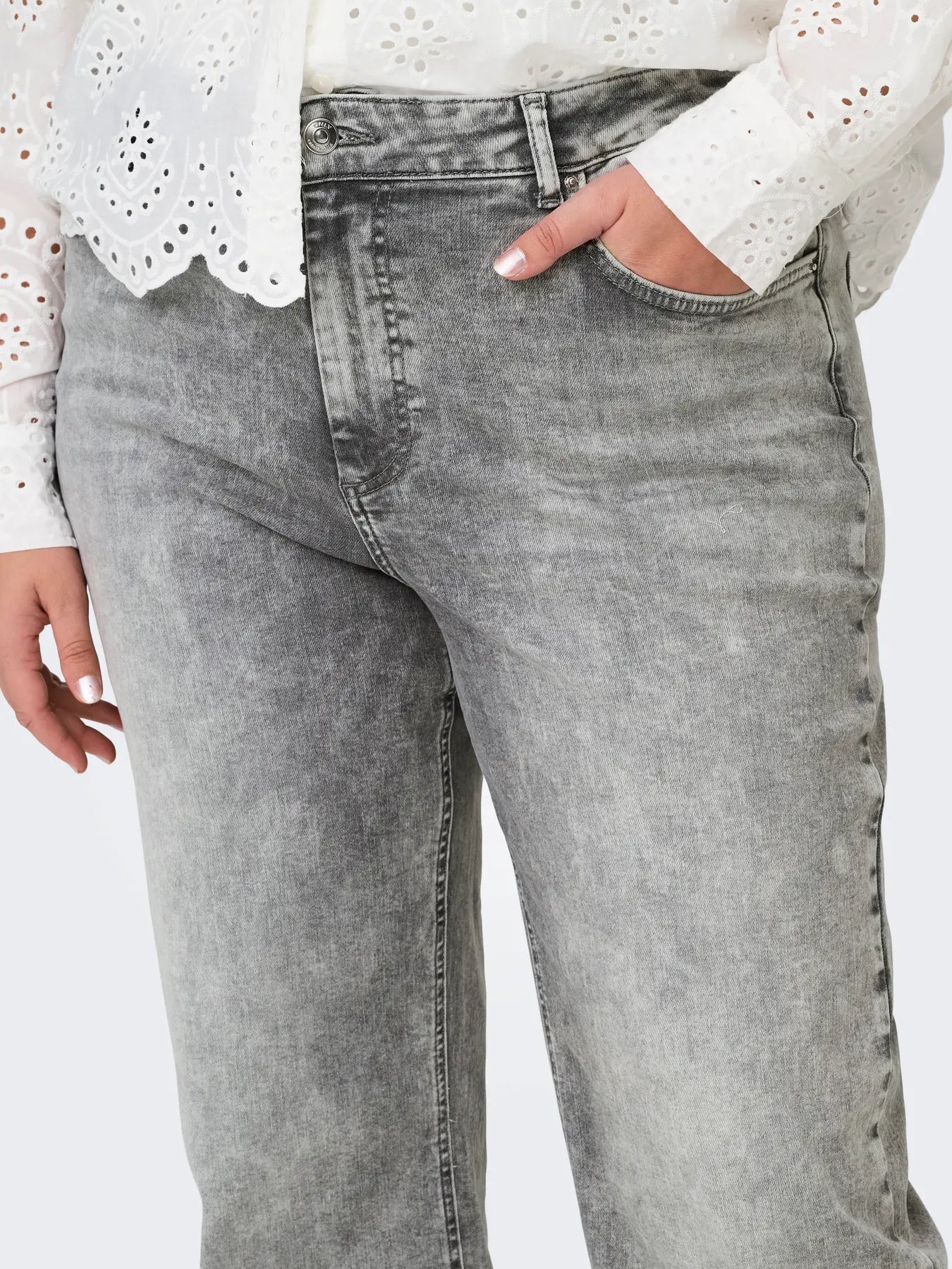 Detailansicht der Only Carmakoma Willy High Waist Wide Leg Grey Denim Jeans mit hohem Bund und Taschen
